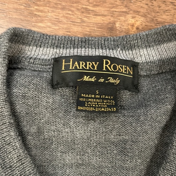 Harry Rosen Men’s V-neck sweater - Picture 3 of 3